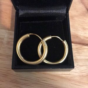 750 18k gold hoop earrings